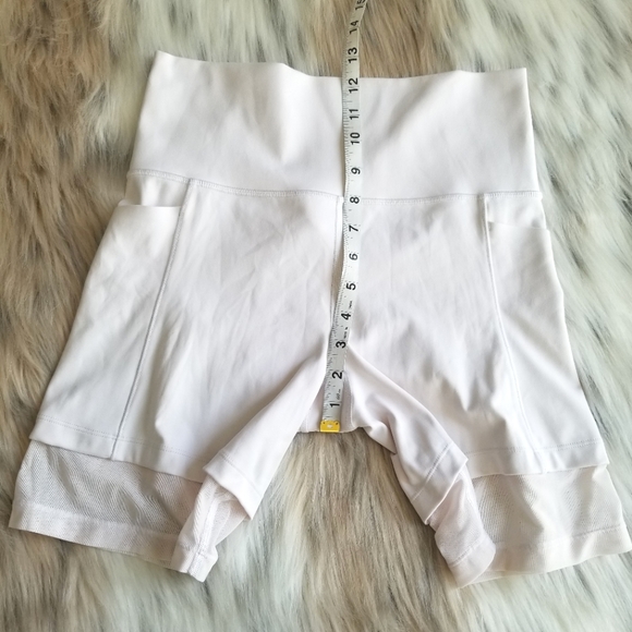 Athleta Mesh Me Up Stash Pocket 8'' Short in White Size Small - Picture 6 of 12